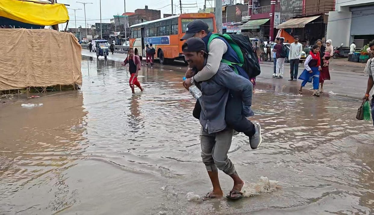 Storm and rain wreak havoc, worker dies due to lightning strike