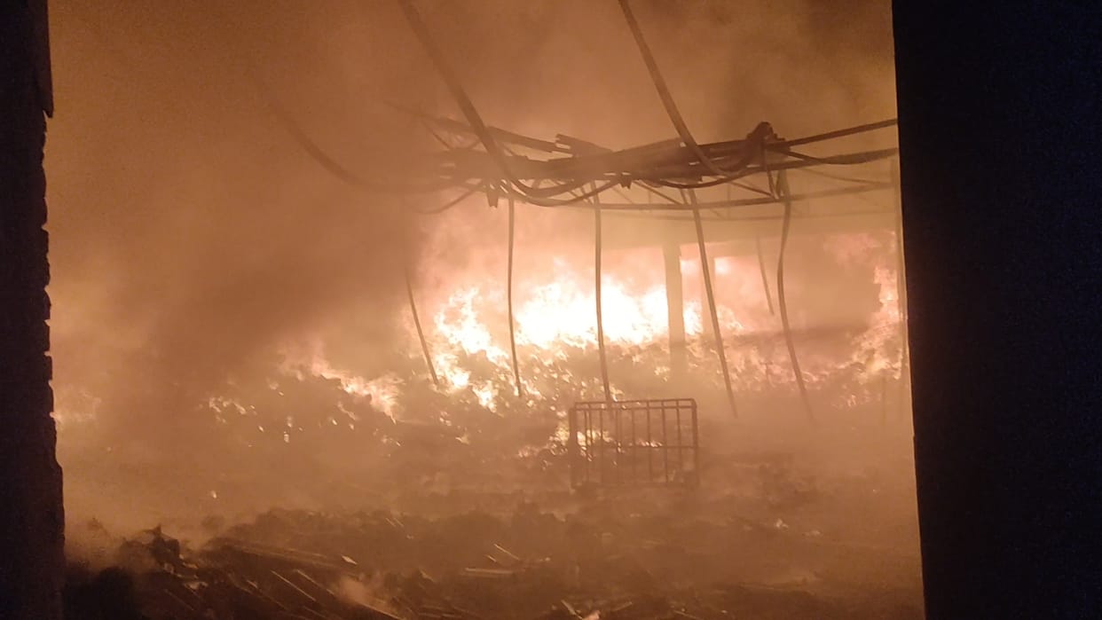 Fire breaks out in textile and yarn factory, burns finished and raw materials