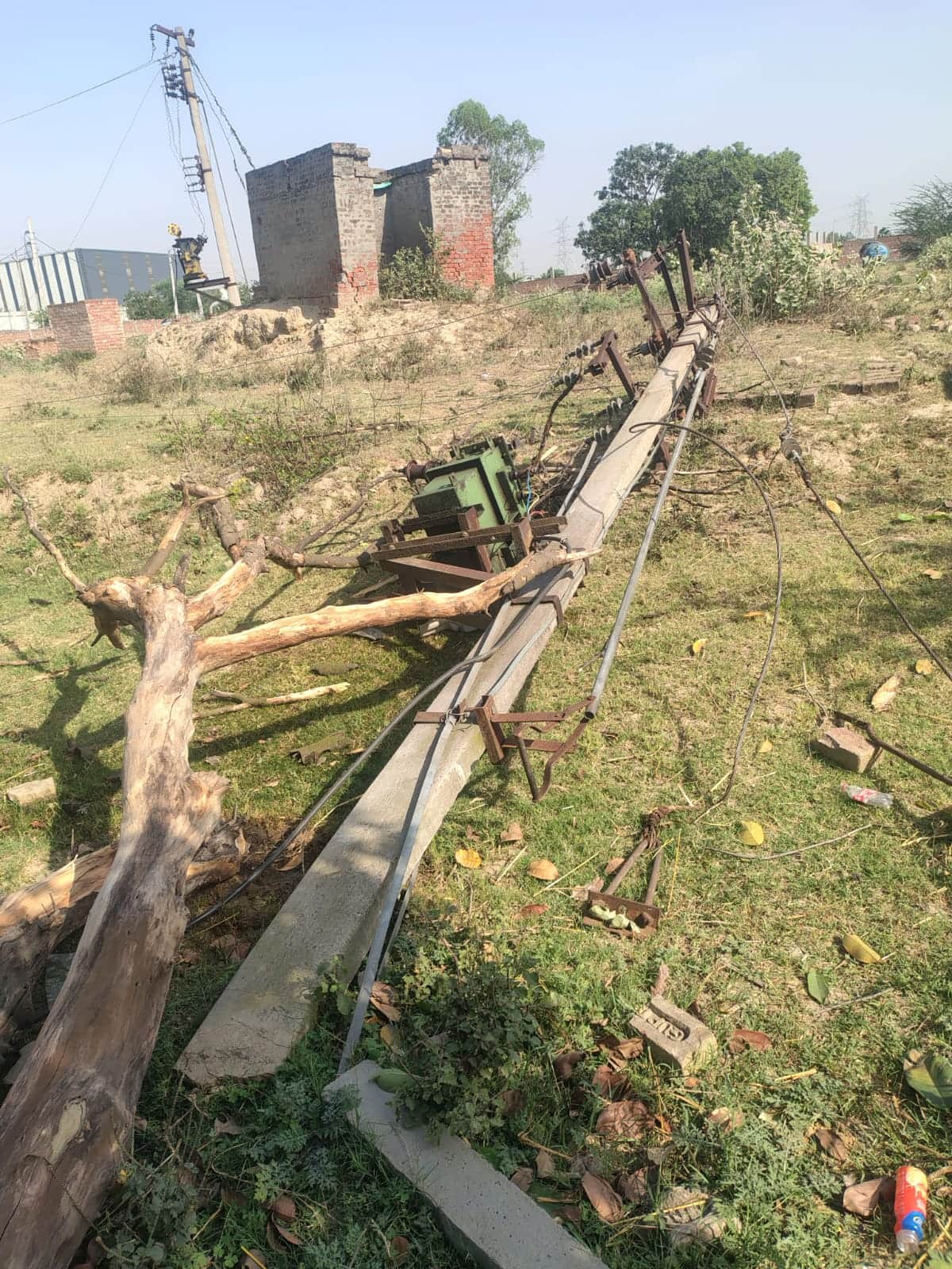रविवार देर रात आई आंधी और बारिश में टूटे बिजली निगम के खंभे। अमर उजाला