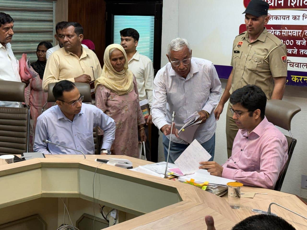 समाधान शिविर में लोगों  समस्या सुनते  उपायुक्त डॉ. आनंद कुमार शर्मा। प्रवक्ता