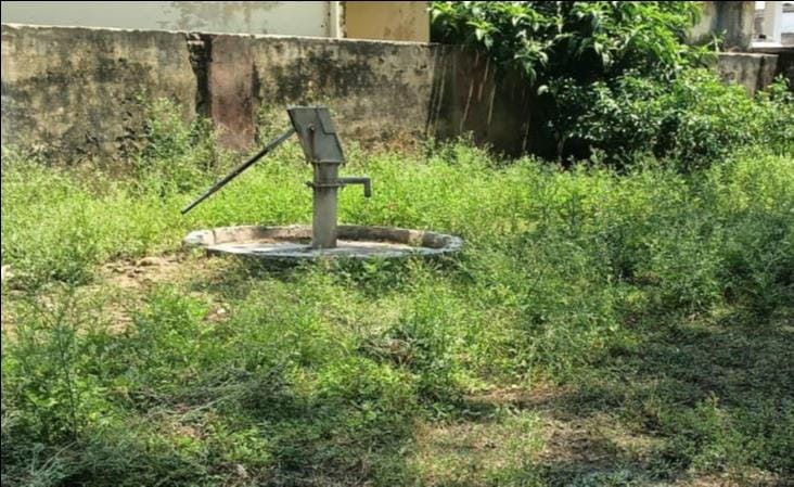 Despite spending lakhs, the hand pump is out of order, causing distress to the villagers.