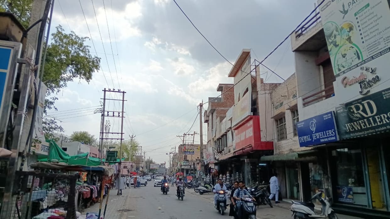 Temperature drops due to drizzle and strong winds