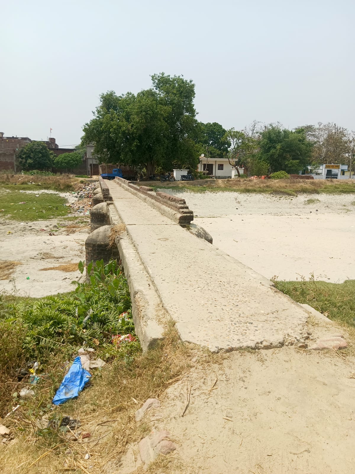 The Narayani canal's pontoon bridge is without railings, risking accidents.