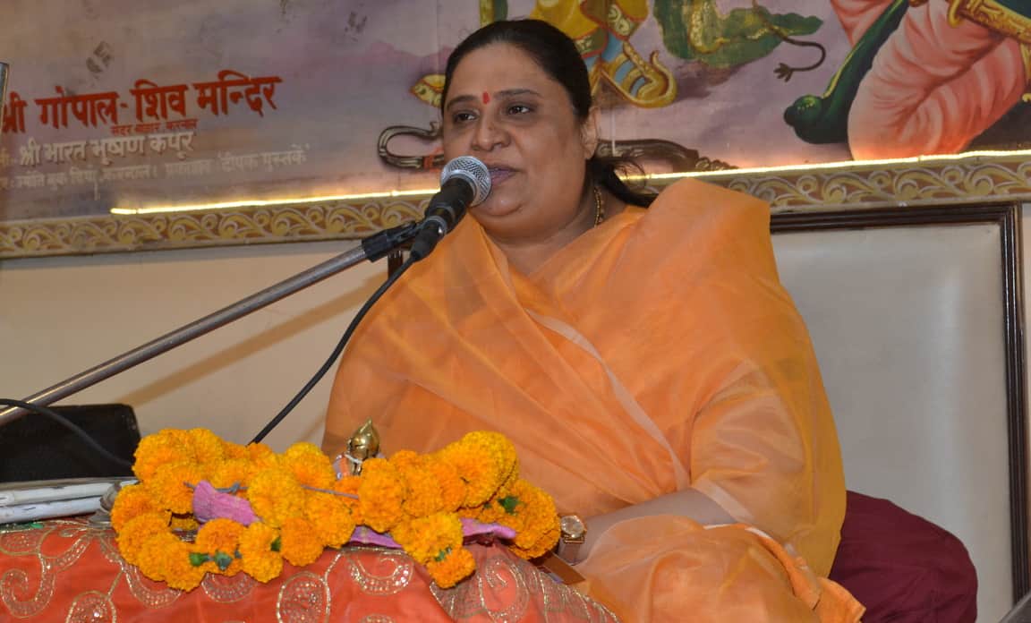 श्री गोपाल शिव मंदिर सभा सदर बाजार में आयोजित कथा में प्रवचन करती साध्वी दीपमाला। संवाद