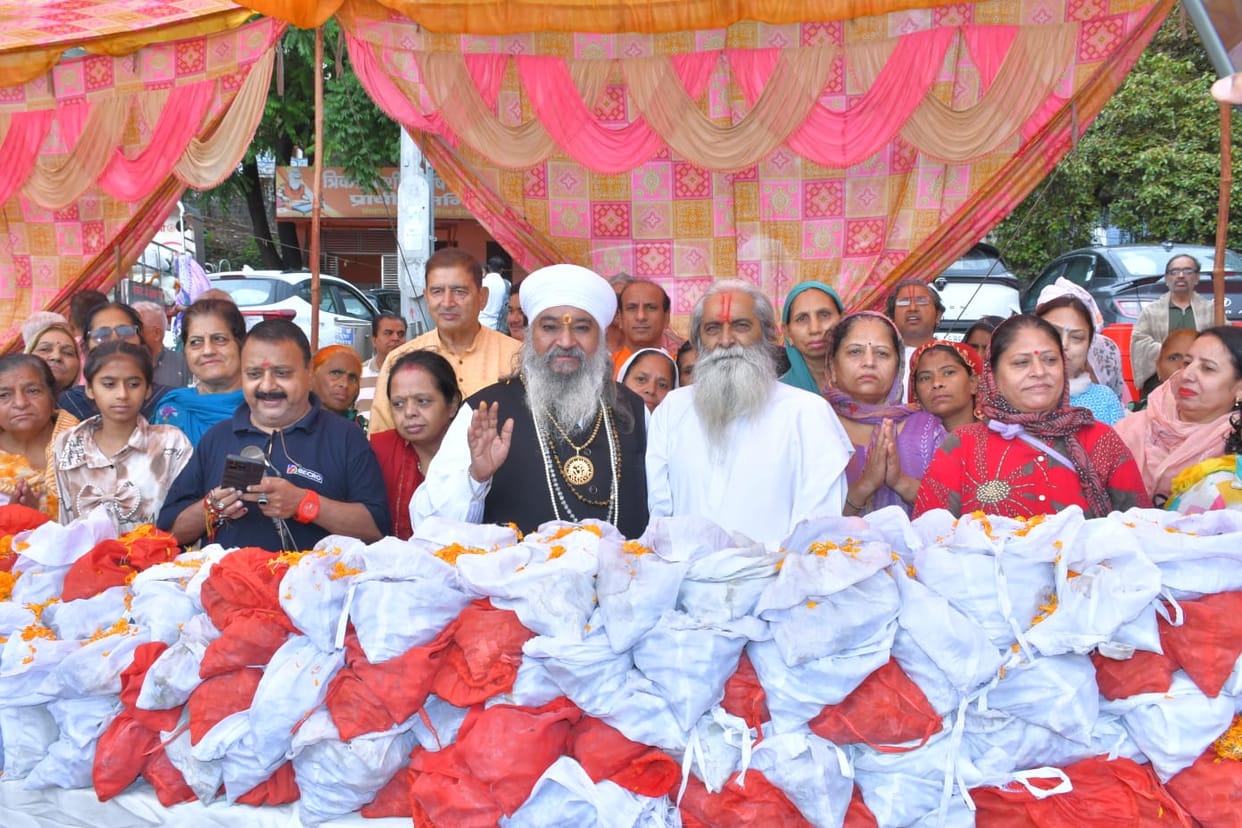 Mass immersion of 300 urns of ashes in Rishikesh