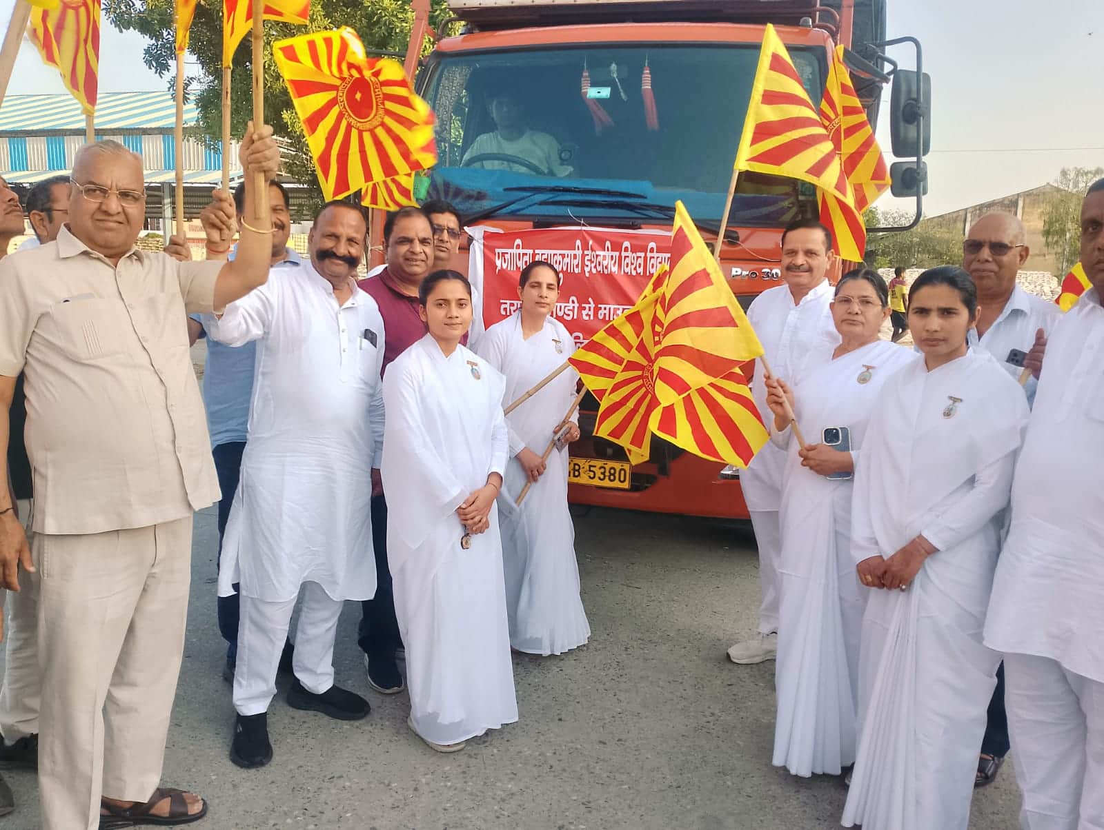  तरावड़ी माउंट आंबू के लिए गेहूं से भरे ट्रक को रवाना करती बहन सुदेश। संवाद