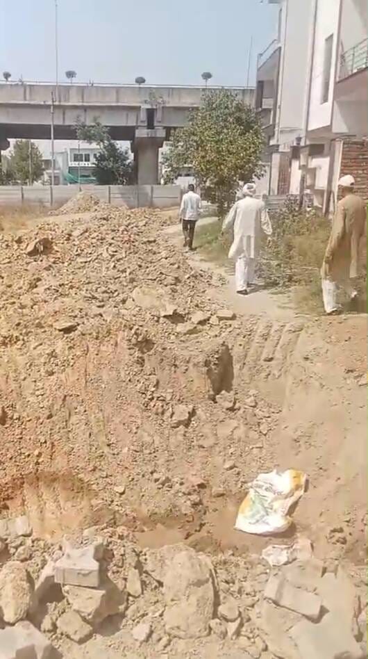 A farmer claimed the land as his own and occupied the road, blocking the way for ten houses.