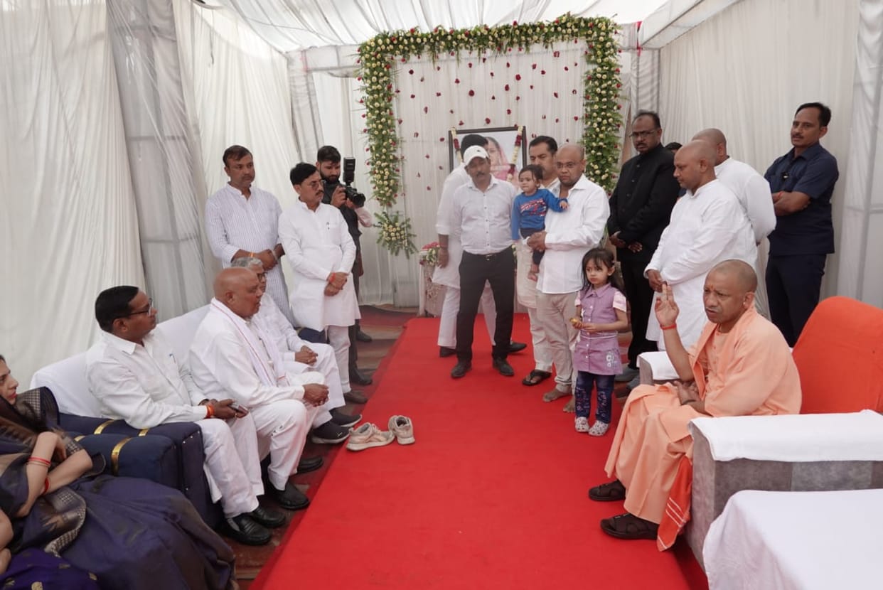 CM Yogi pays tribute to Siswa MLA's wife