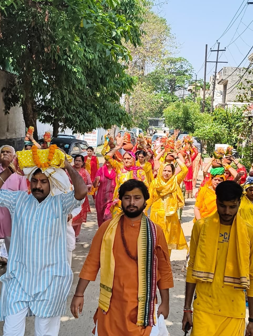 Kalash Yatra was taken out before the story of Shri Shiv Mahapuran.