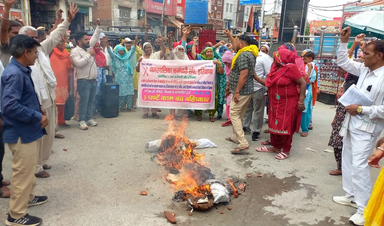 The sanitation workers protested and burnt effigies of the government and the DMC.