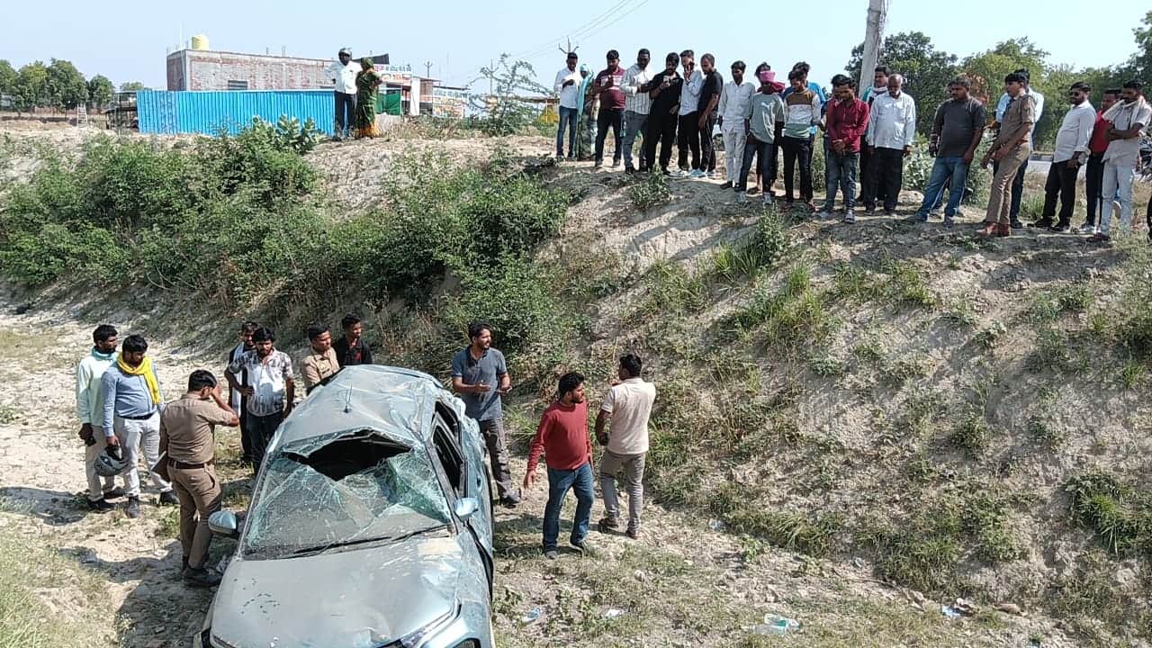 आसपुर देवसरा के ढकवा नहर में पलटी अनियंत्रित कार। संवाद
