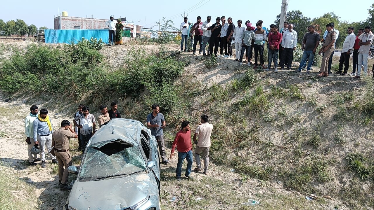 आसपुर देवसरा के ढकवा नहर में पलटी अनियंत्रित कार। संवाद
