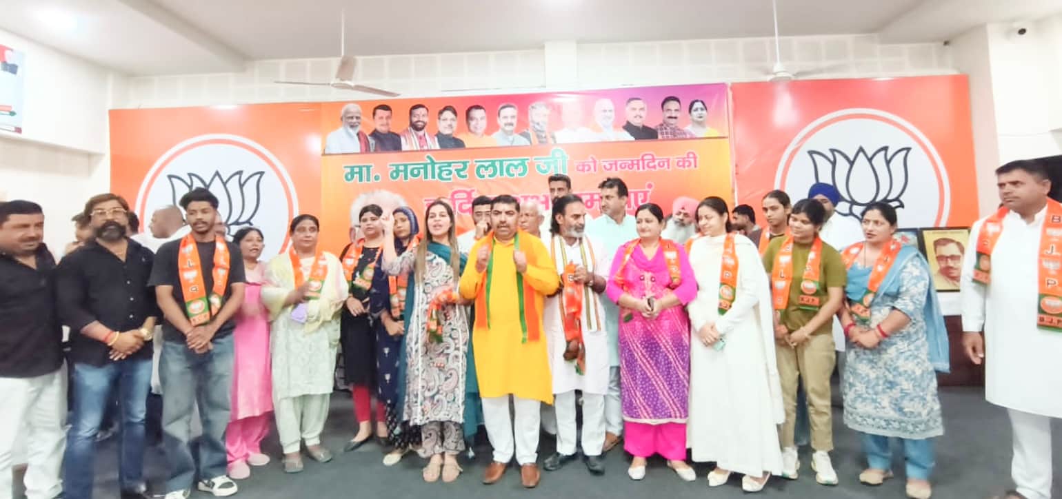 भाजपा कार्यालय में जिलाध्यक्ष प्रवीण लाठर के साथ युवा। स्वयं