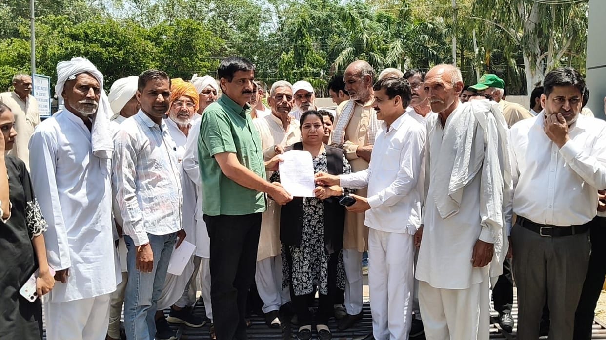 Gram Swaraj Kisan Morcha submitted a memorandum demanding an end to VIP culture and pensions for MPs.