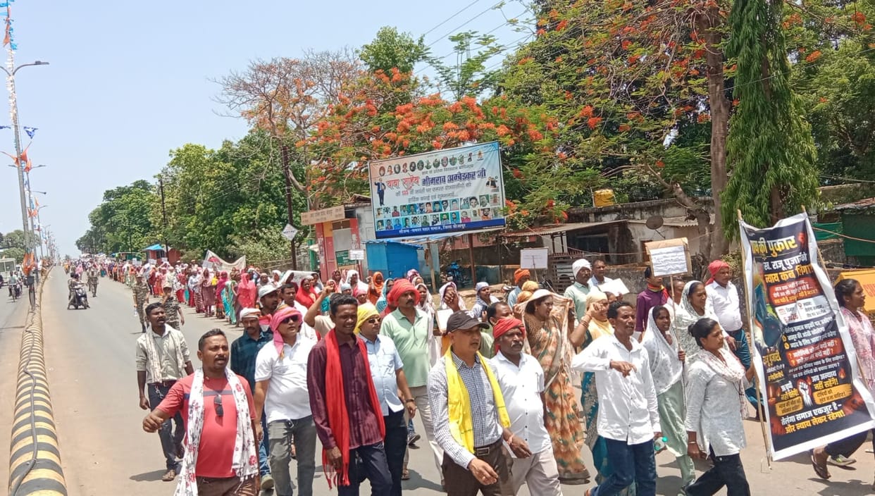 Raju Pujari Death Case Thousands of Villagers Protest Issue Ultimatum for Arrest of Accused in Bijapur