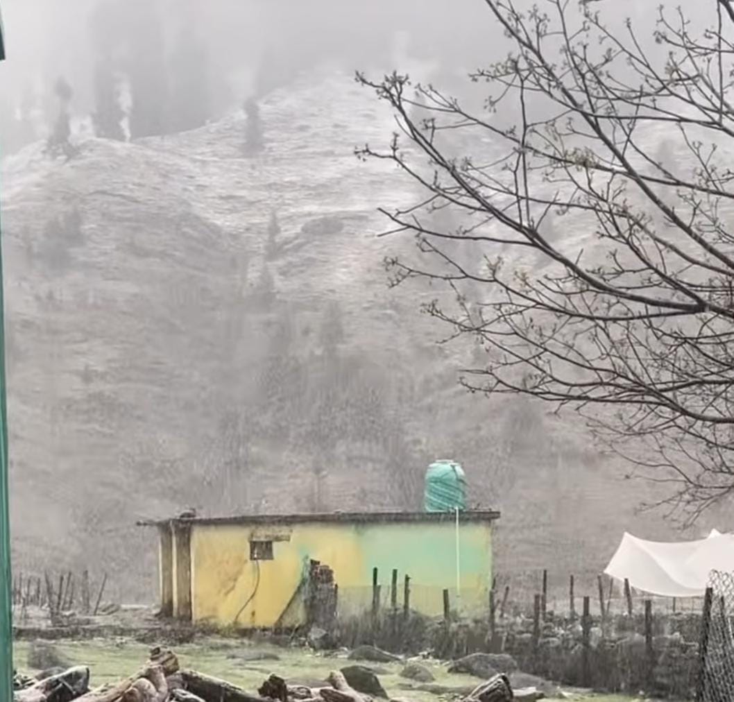 बनी क्षेत्र में मौसम का बदला मिजाज, मई में हल्की बर्फबारी से बढ़ी ठंड। संवाद