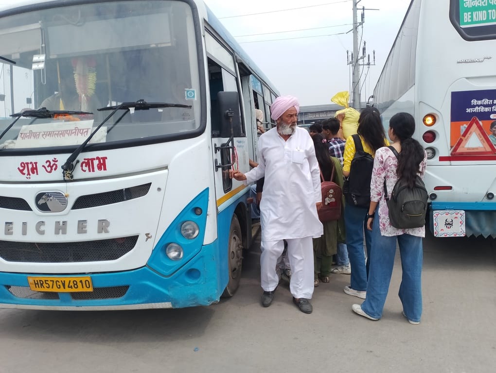 Passengers forced to travel hanging in roadways buses