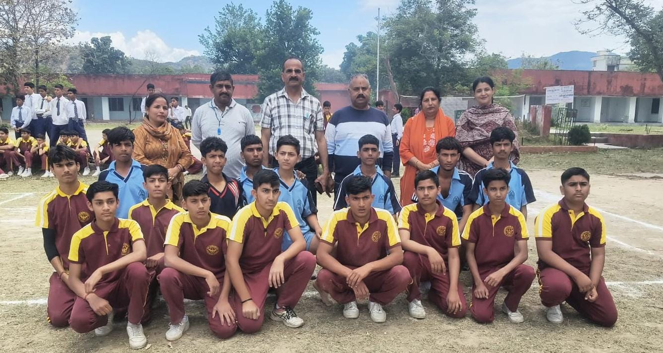 बसोहली में अंतर स्कूल खेल प्रतियोगिता के दौरान खिलाडी खेल अधिकारियों के साथ। विज्ञप्ति