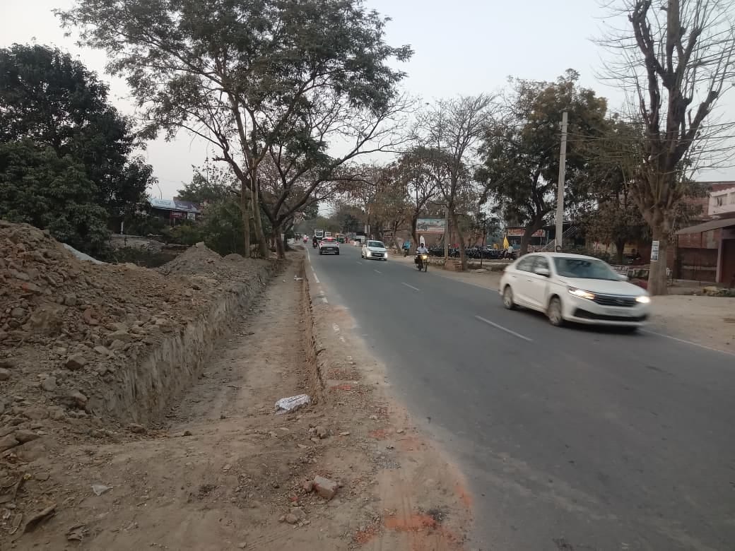Electricity poles are creating obstacles in the construction of Basti-Pilibhit road.