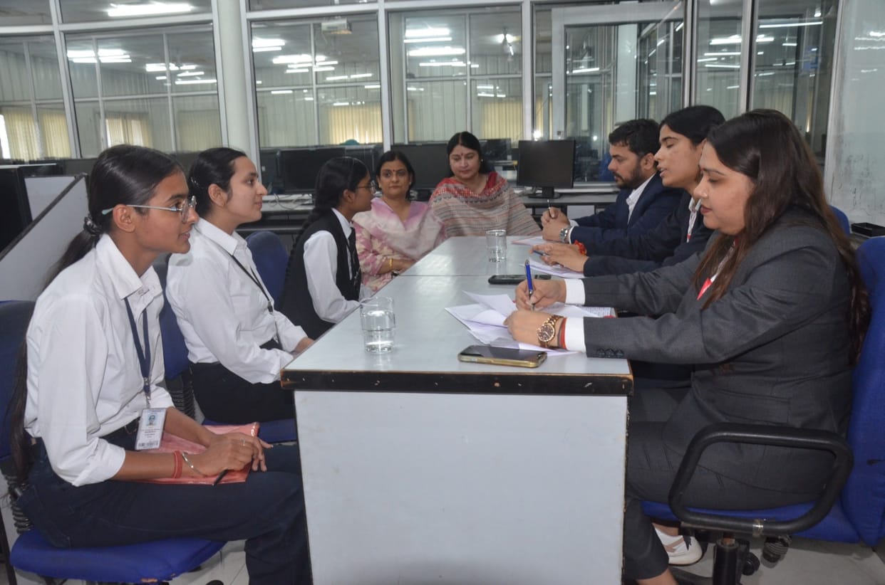 24 DAV Students Secure Jobs