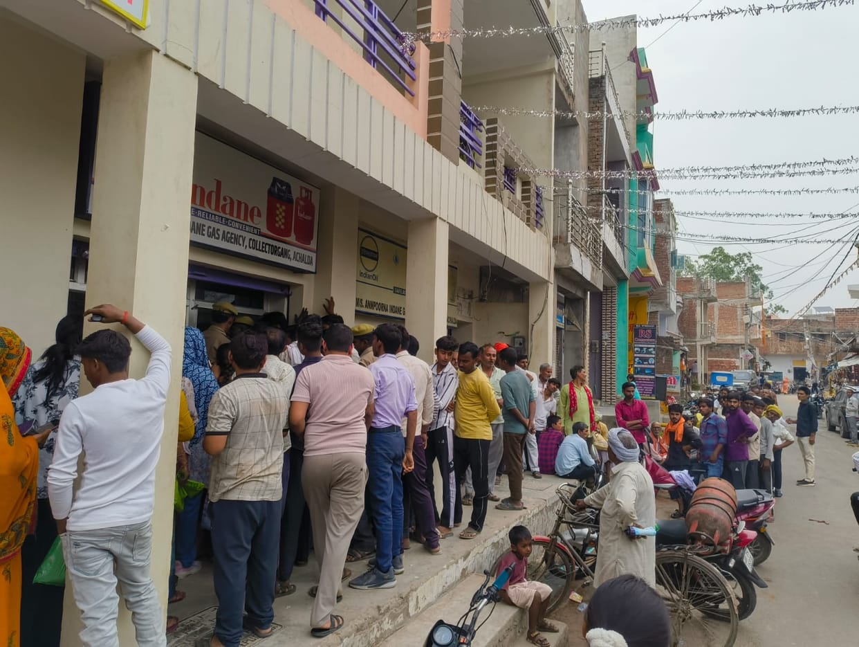Crowds gathered at the agency for gas cylinders
