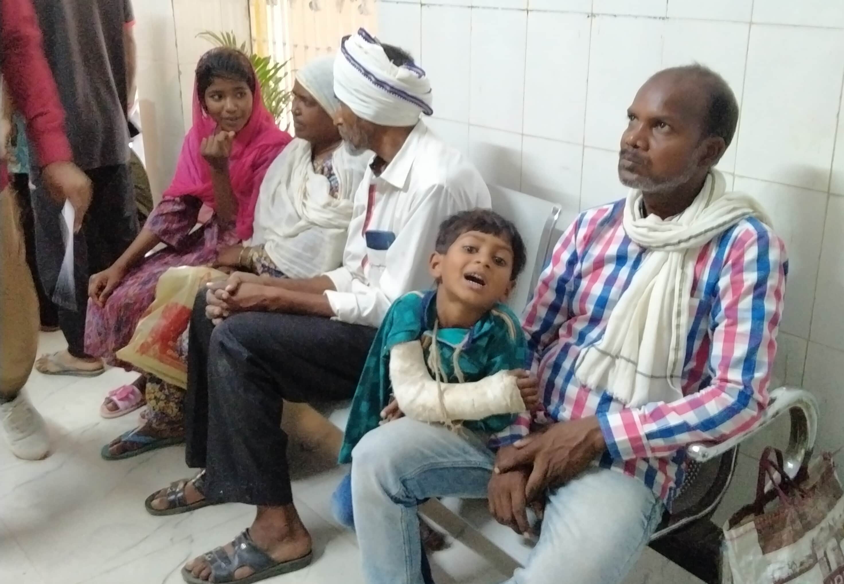 फोटो-22-बलरामपुर के जिला मेमोरियल अस्पताल के ओपीडी में बैठे मरीज ।-संवाद