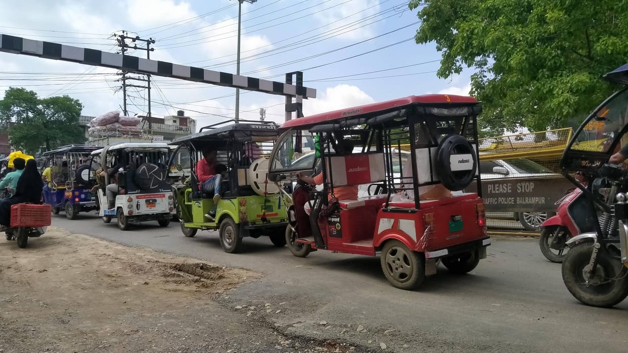 There is no arrangement for e-rickshaw parking, city residents struggle with traffic jams
