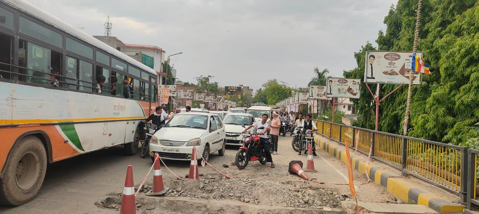 फोटो-28- हरदोई पुल की मरम्मत के लिए लगाई गई बैरीकेडिंग की वजह से फंसी रोडवेज बस और लगा जाम। संव