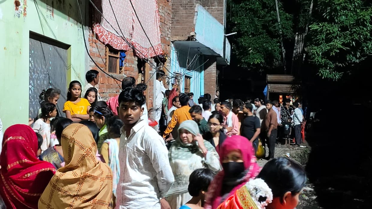 The groom's mother died during the wedding procession.