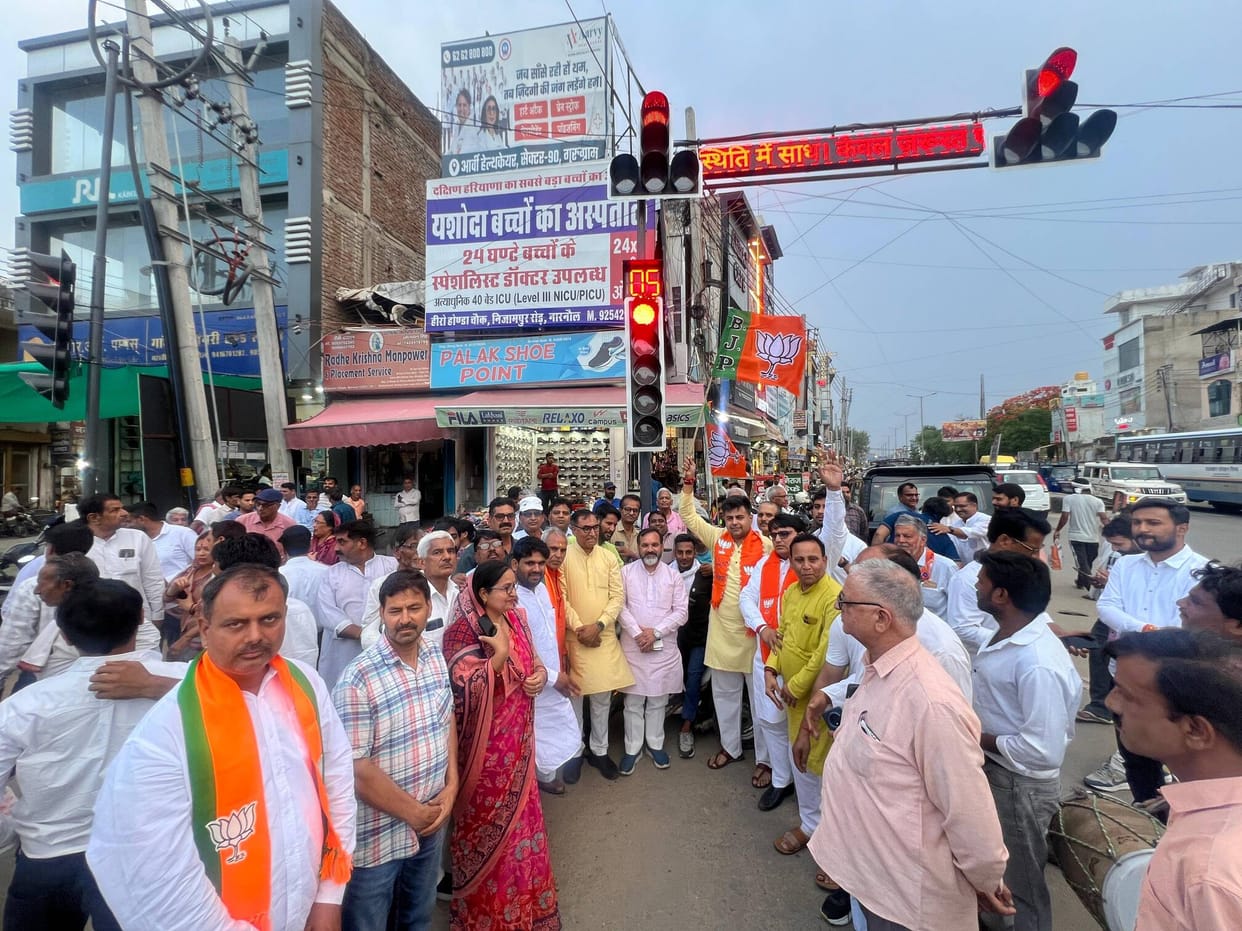 Workers distributed laddus at Mahavir Chowk.
