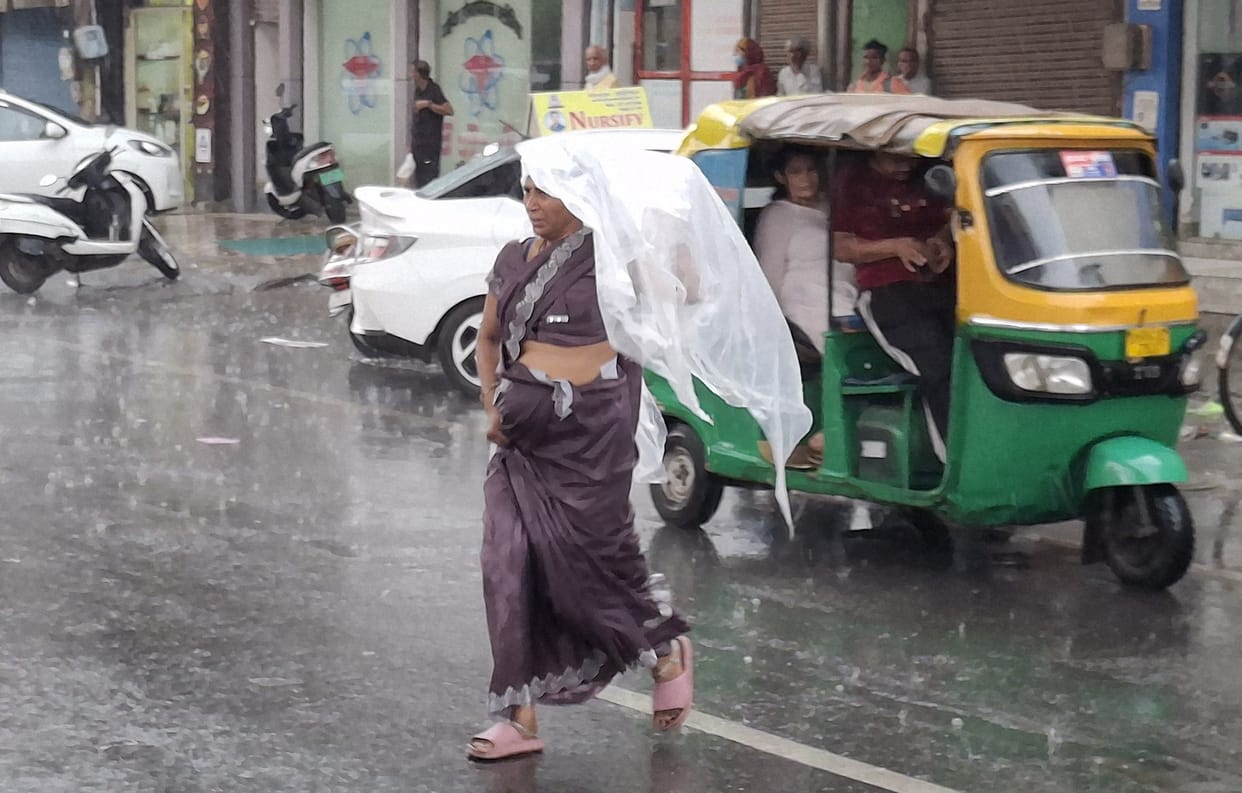 Heavy rain and hailstorm occurred for 15 minutes in Bahadurgarh.