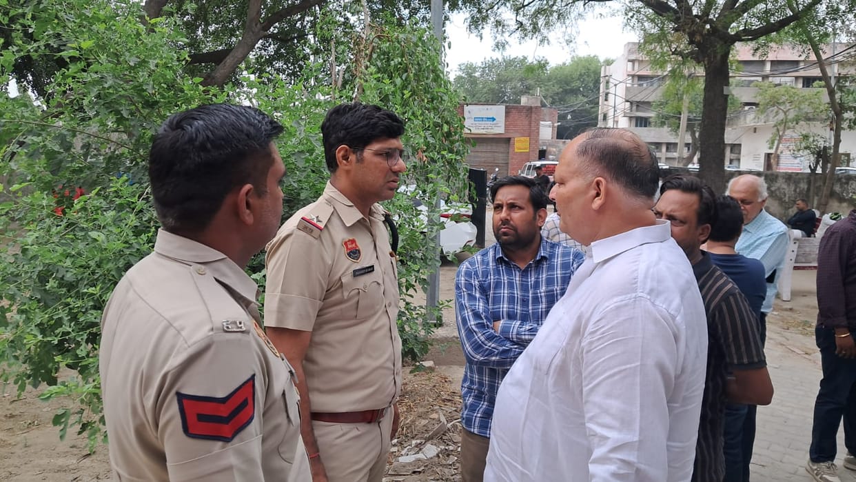 A businessman committed suicide by jumping from the seventh floor of Vardhman Gardenia.