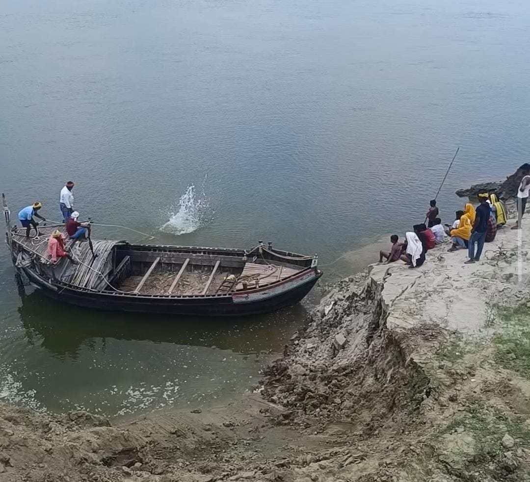 Poclain engaged in anti-erosion work drowned in the river