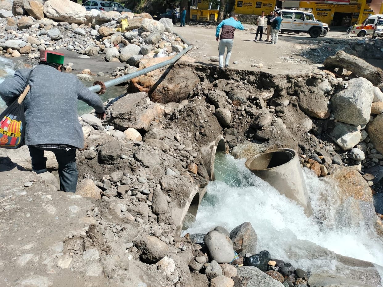 The bridge remains in the files, the alternative system is submerged in the ravine, three panchayats are cut off from communication
