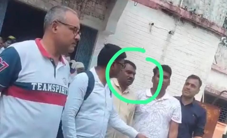 SDM's clerk arrested red-handed while accepting a bribe of Rs 15,000, action taken by Lokayukta Rewa