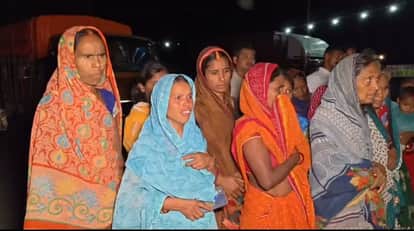 A speeding vehicle killed three people in Chatra road blocked in protest