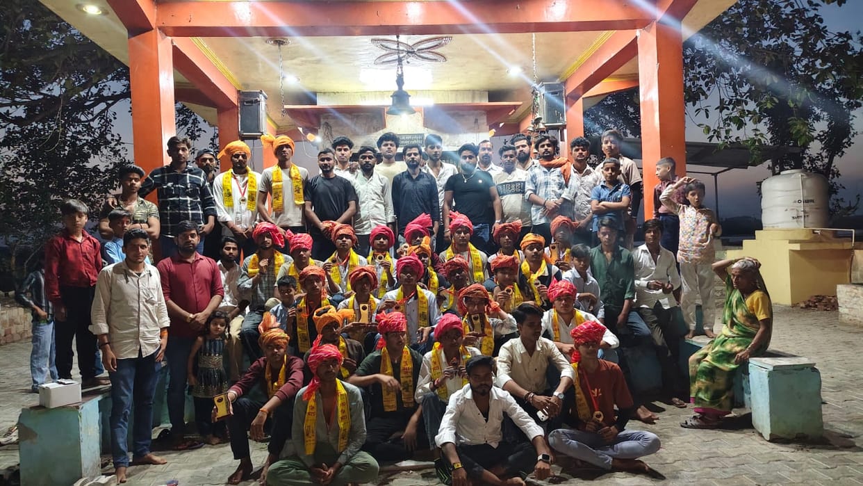 The faces of the meritorious students brightened after receiving silver chains; Satya Sanatan Sangh's Hanuman Chalisa recitation completed its 101st phase.
