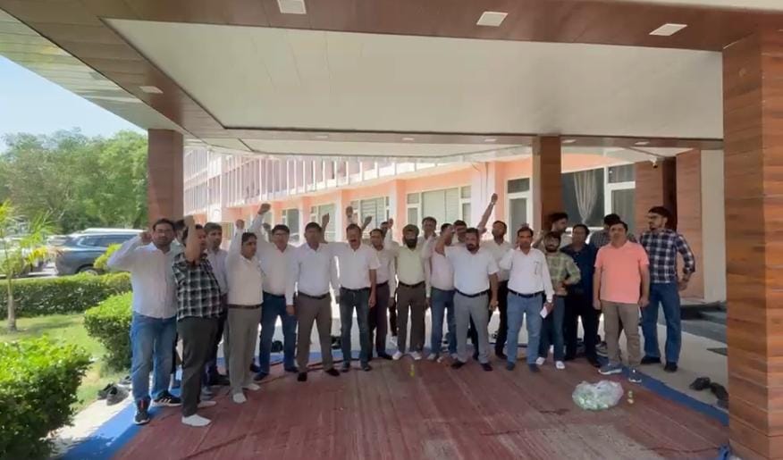 Electrical engineers boycotted work for two hours.