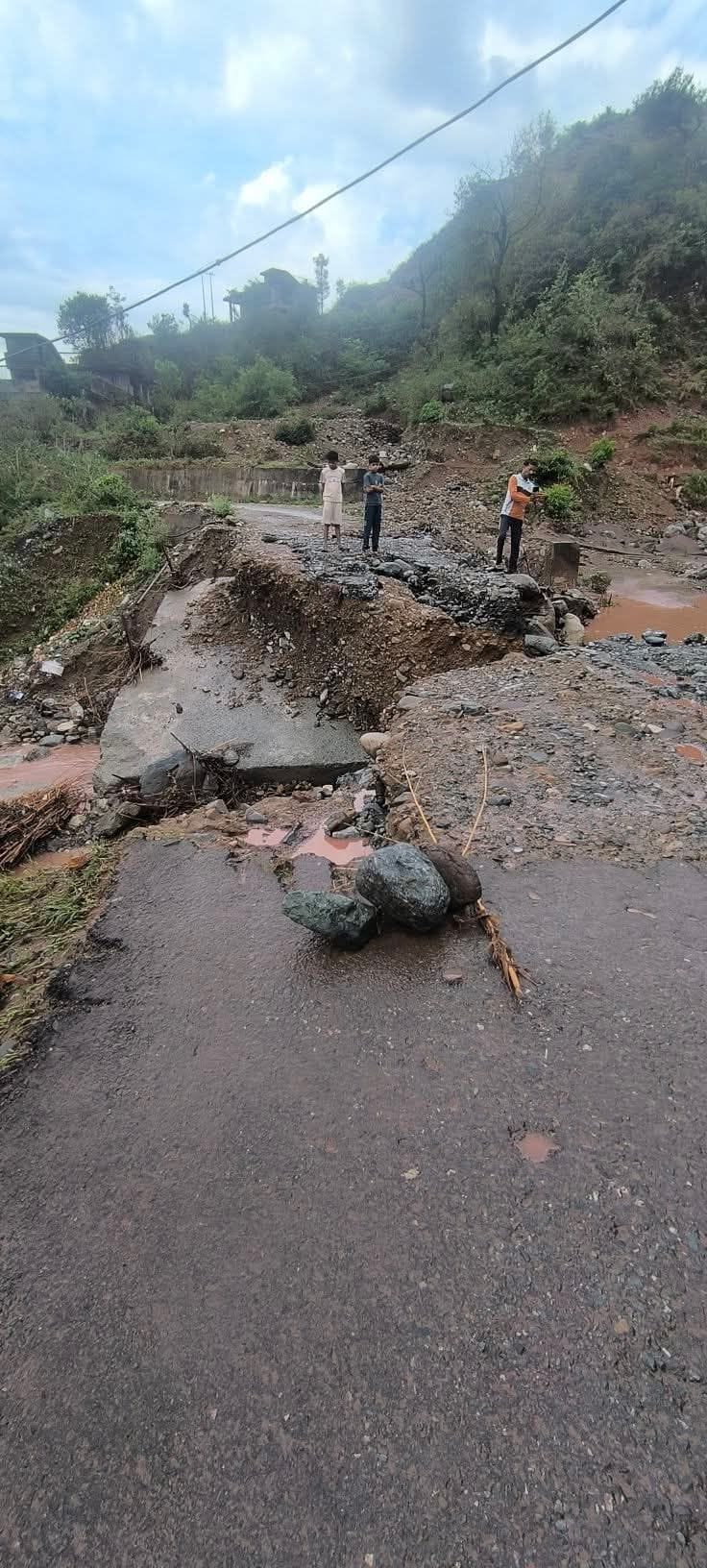 हट्ट माश्का शाहरा सड़क पर कोरनाले में बाढ़ से क्षतिग्रस्त हुआ मार्गजागरूक पाठक