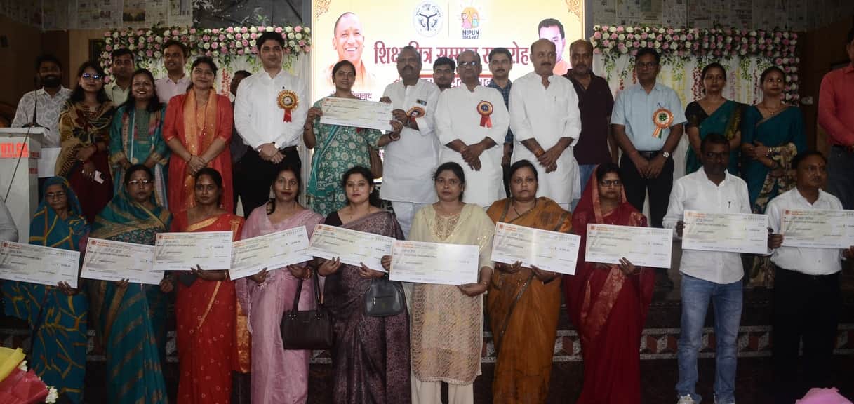 Sadar MLA honored Shikshamitras by giving them symbolic cheques.