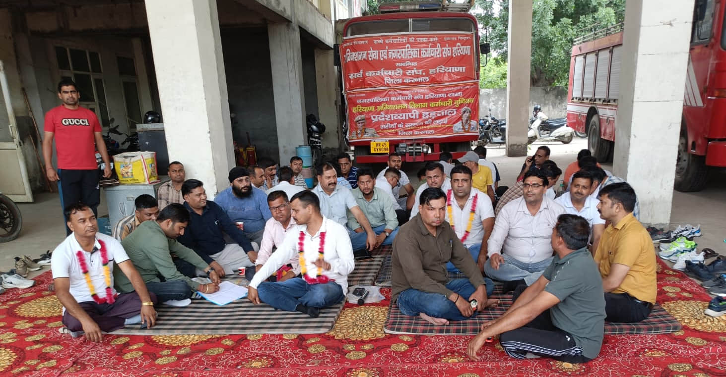 हड़ताल पर बैठे दमकलकर्मी। स्वयं