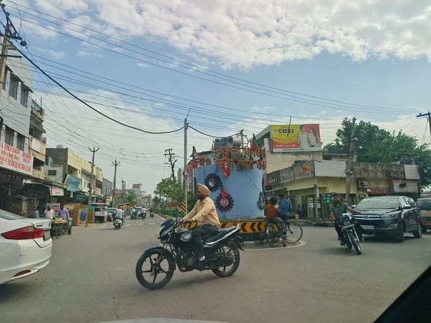 Dispute over removal of hoarding, BJP and independent candidate face to faceDispute over removal of hoarding, BJP and independent candidate face to face