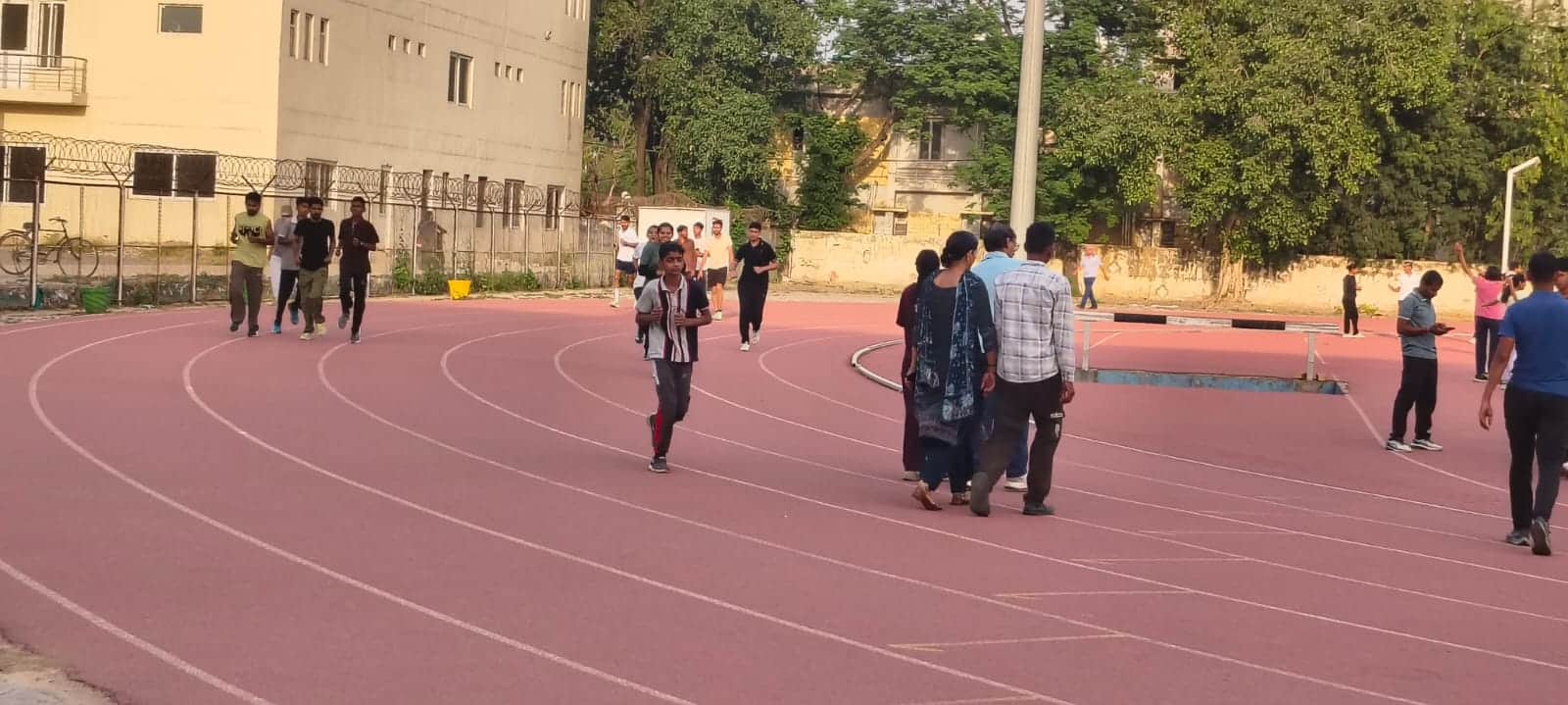 कर्ण स्टेडियम के एथलेटिक्स ट्रैक पर अभ्यास करते युवा धावक  संवाद