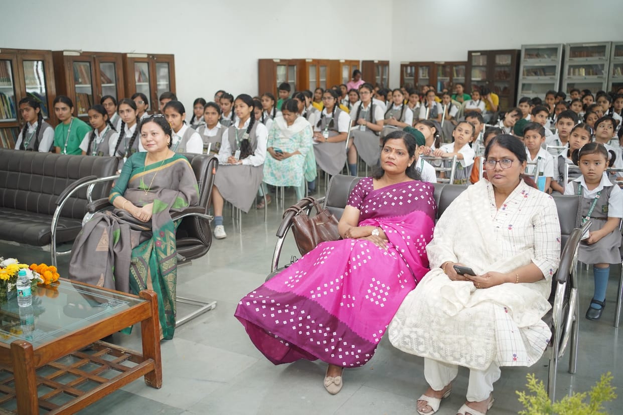 The importance of Hindi was highlighted through a poetry recitation