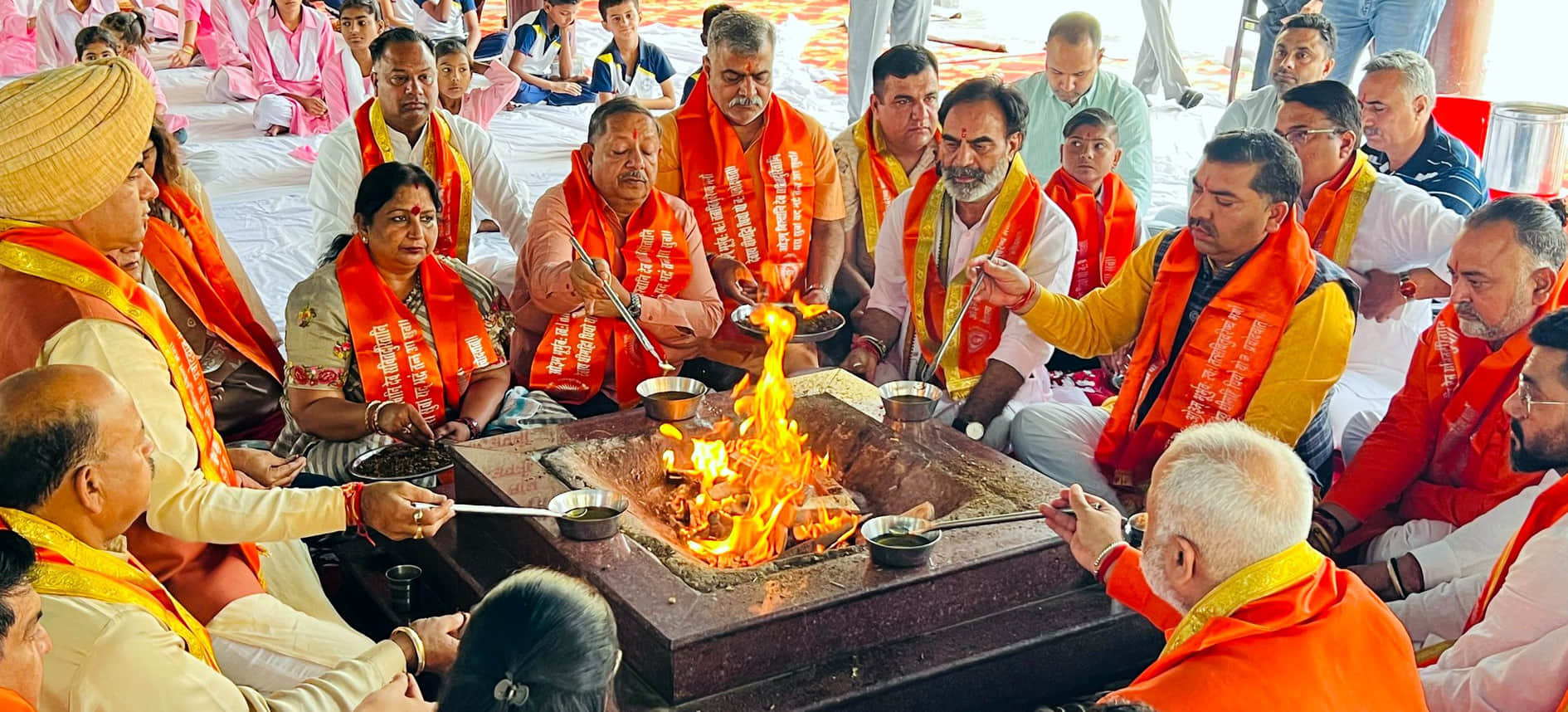 केंद्रीय मंत्री मनोहर लाल के जन्म दिन के अवसर पर आयोजित हवन में आहुतियां डालते मेयर रेनू बाला ग