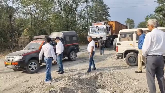 खनन विभाग की उच्च स्तरीय टीम कठुआ में जांच करते हुए संवाद