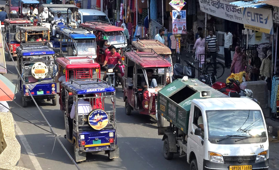 Gandhi Marg is facing traffic jams due to the removal of dividers, affecting business.