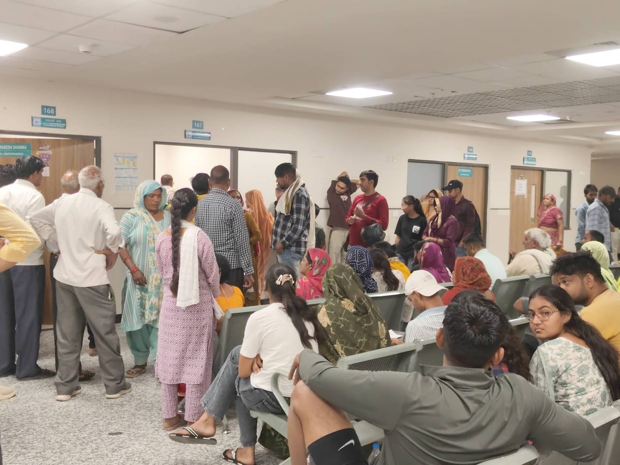 Relief trapped between two buildings, bone patients groaning in pain