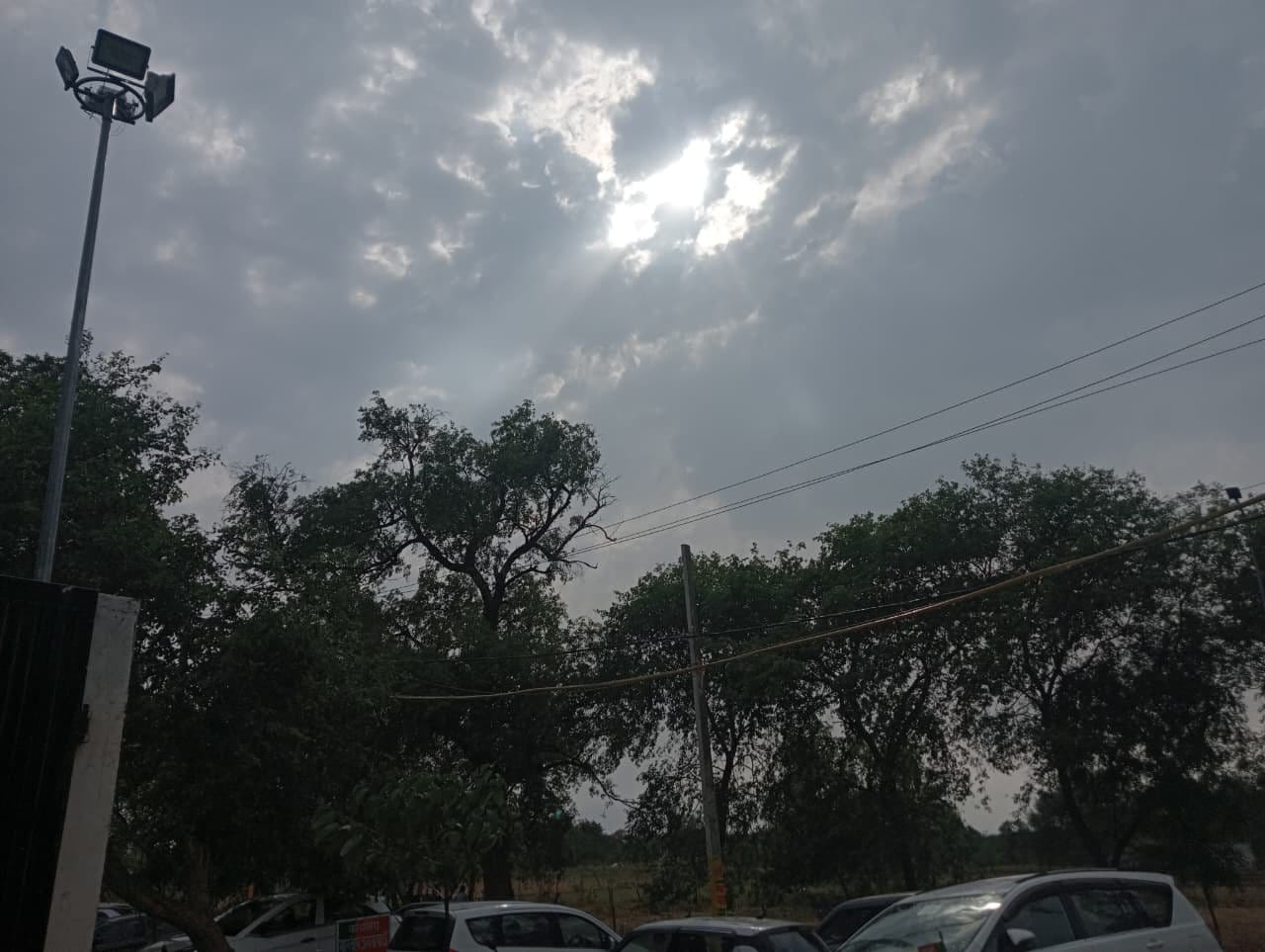 मंगलवार सुबह आसमान में छाए रहे बादल। संवाद