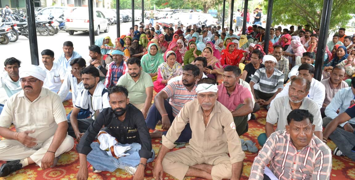 नगर निगम कार्यालय के बाहर धरने पर बैठे नगर पालिका कर्मचारी संघ के सदस्य। संवाद